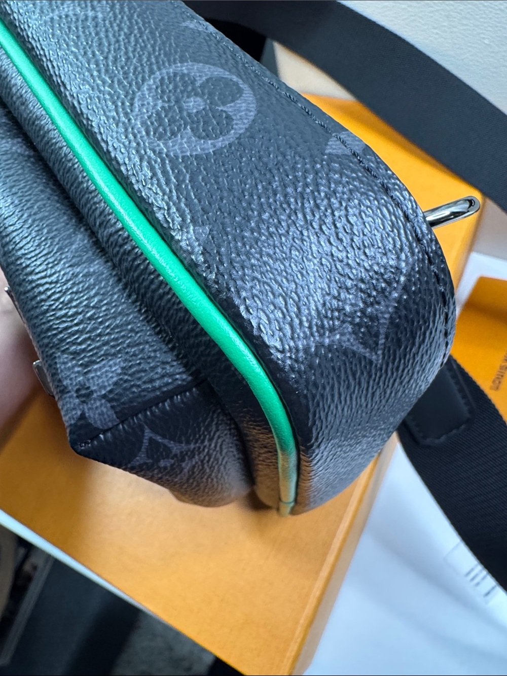 Unisex Louis Vuitton avenue slingbag eclipse black/green leather crossbody bag - Picture 5 of 13